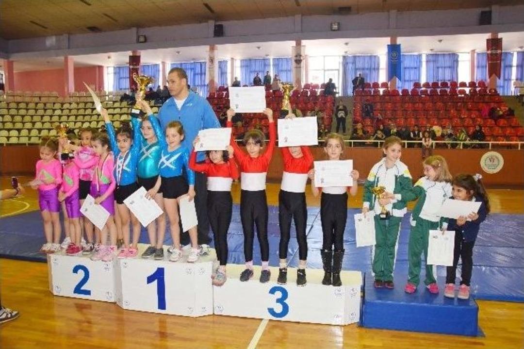 Minik Jimnastik&ccedil;iler B&uuml;y&uuml;ledi