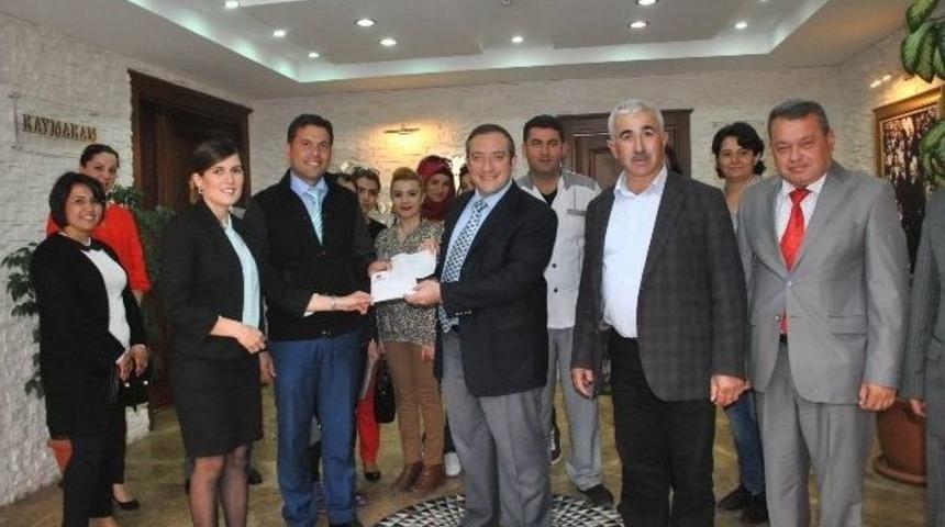 &Ouml;ğrenci Ve Veliler &Uuml;niversite Yararına Ekmek Arası K&ouml;fte Sattılar