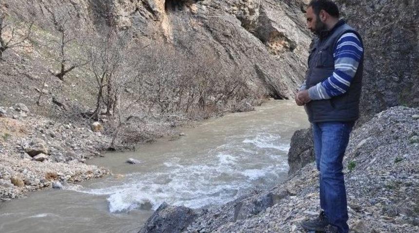 Kızını, Kaybolduğu Derede Aramaya Devam Ediyor