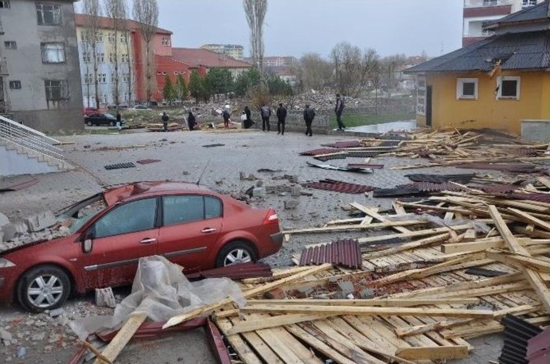 Sorgun&rsquo;da Şiddetli R&uuml;zgar &Ccedil;atıları U&ccedil;urdu