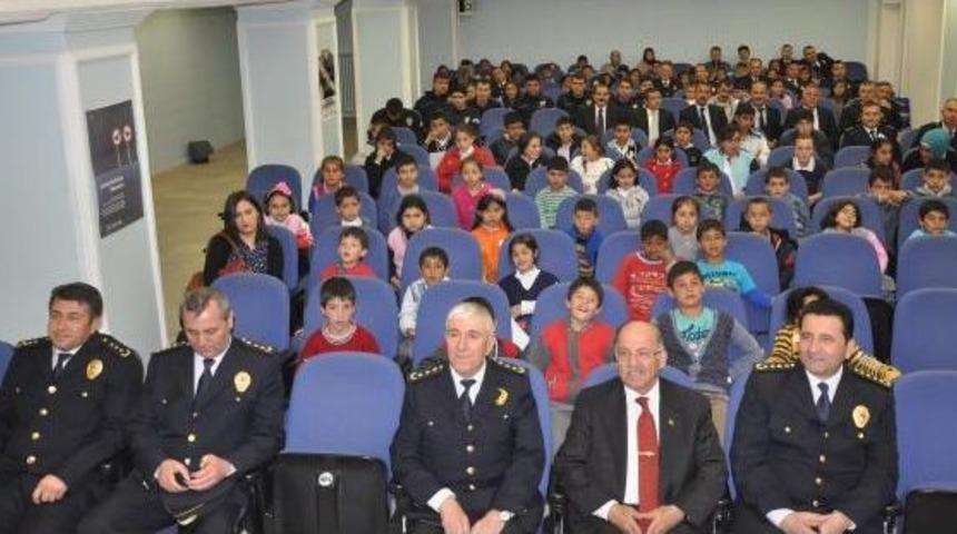 Polisten &Ouml;ğrencilere Giysi Yardımı