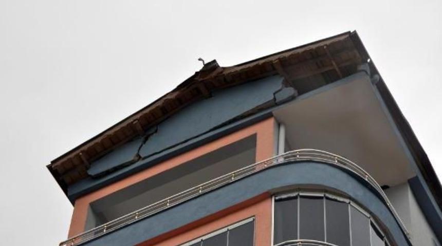 Sorgun'da Şiddetli R&uuml;zgar &Ccedil;atıları U&ccedil;urdu