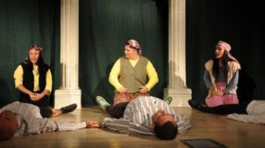 Derik&rsquo;te &rsquo;aşk Grevi&rsquo; Adlı Tiyatro Oyunu Sahnelendi