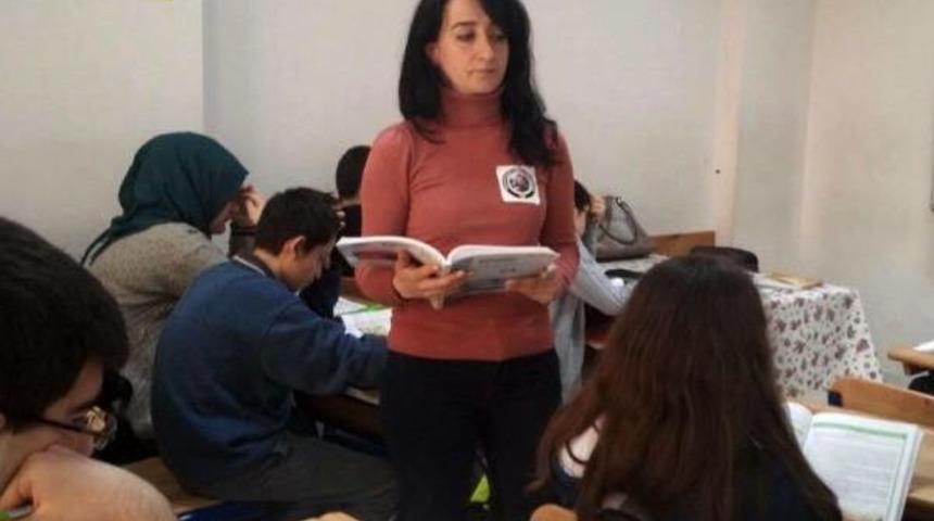 Meslektaşları &Ouml;ğretmen &Ouml;z'&uuml;n Fotoğrafları Bulunan Kokartlarla Derse Girdi