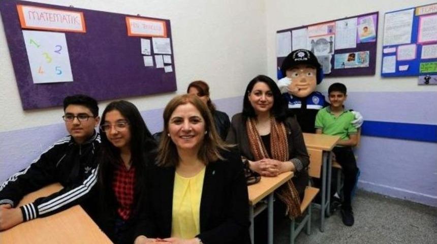 Amasya’da Polis Eşleri Okul Boyattı