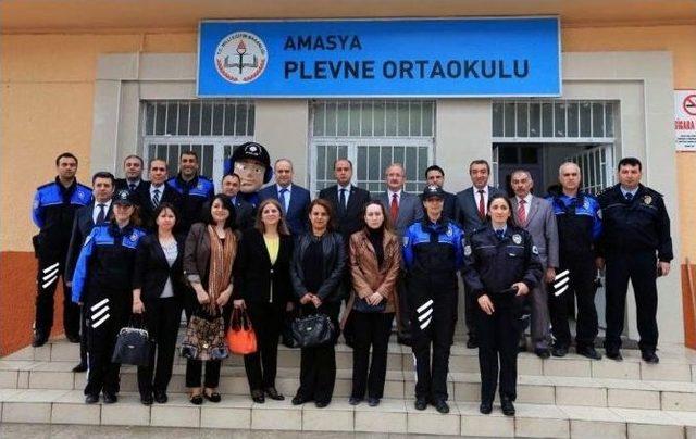 Amasya’da Polis Eşleri Okul Boyattı