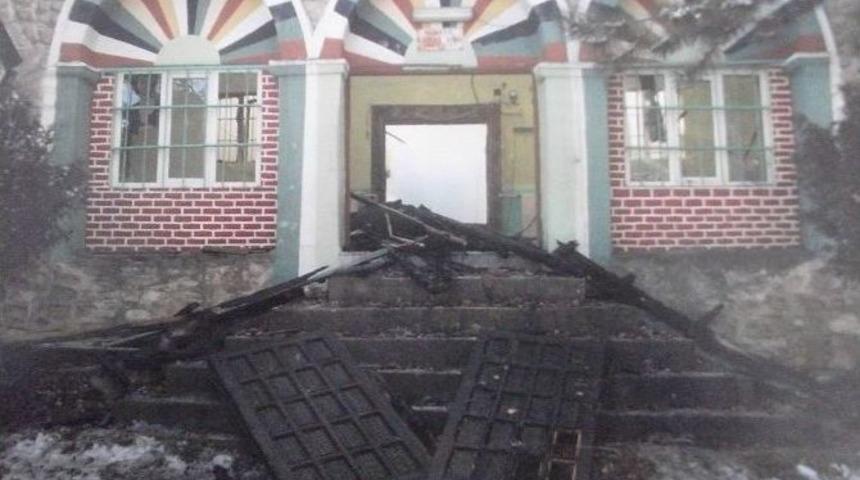 Yanan 150 Yıllık Tarihi Cami Onarılıyor