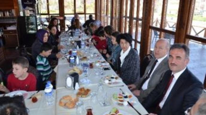 Gemlik Belediyesi&rsquo;nden &Ouml;zel &Ouml;ğrencilere Kahvaltı