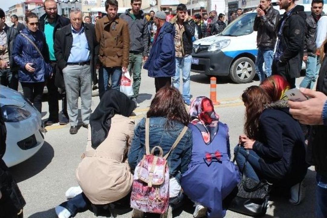 Fedakar Kızlar, Kazada Yaralanan Arkadaşlarının Başından Ayrılmadı