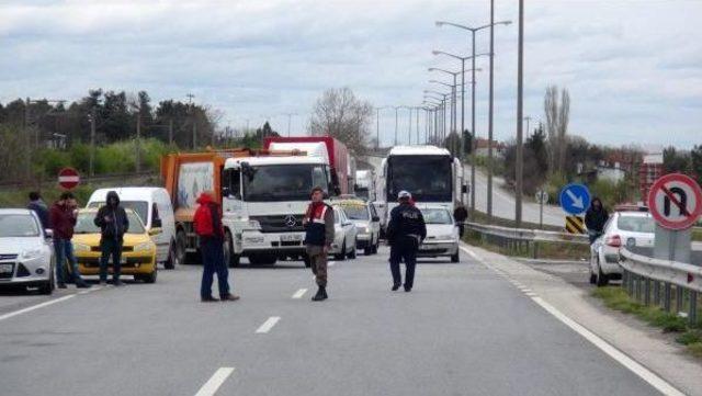 Otomobil Yandı, Uluslararası Yol 1 Saat Trafiğe Kapandı 1