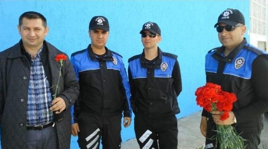 Polis Ekiplerinden Karanfil Dağıtımı