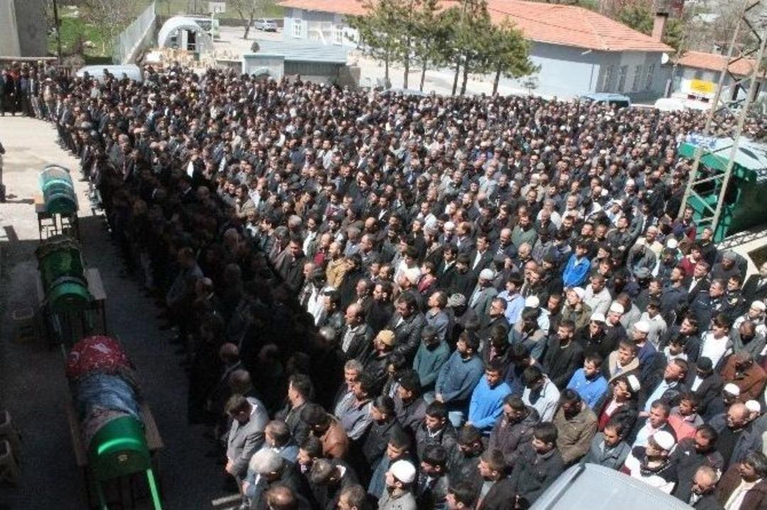 Servis Kazasında &Ouml;len &Uuml;&ccedil; Kişi Daha Toprağa Verildi