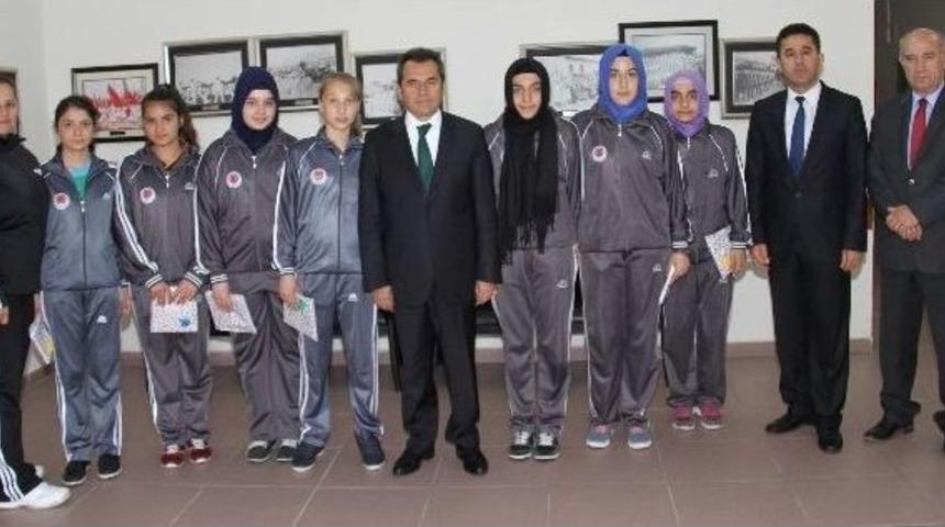 Futsalın Yıldızları İl Milli Eğitim M&uuml;d&uuml;r&uuml; G&uuml;lay&rsquo;ı Ziyaret Etti