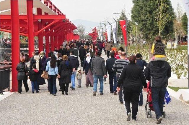 Büyükşehir 16 Bin Kişiyi Atatürk Kent Parkı’na Taşıdı