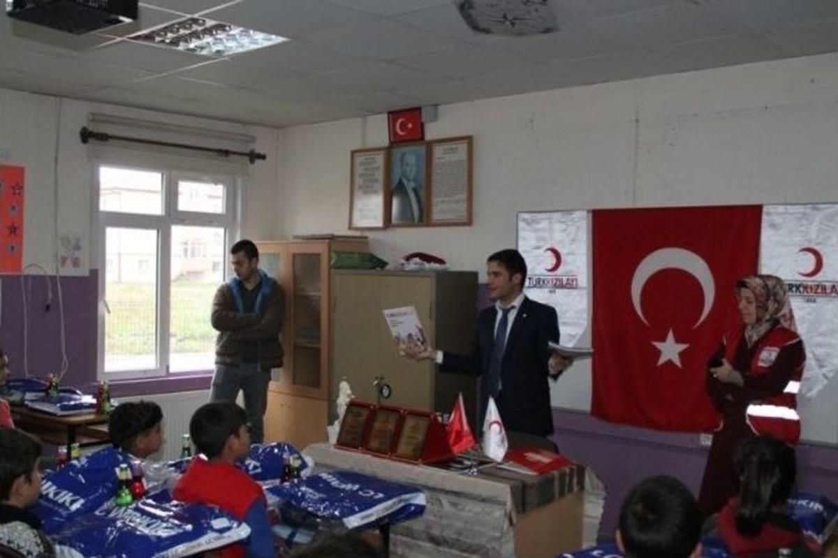 İhtiya&ccedil; Sahibi Bin 13 &Ouml;ğrenciye Kıyafet Yardımı Yapıldı
