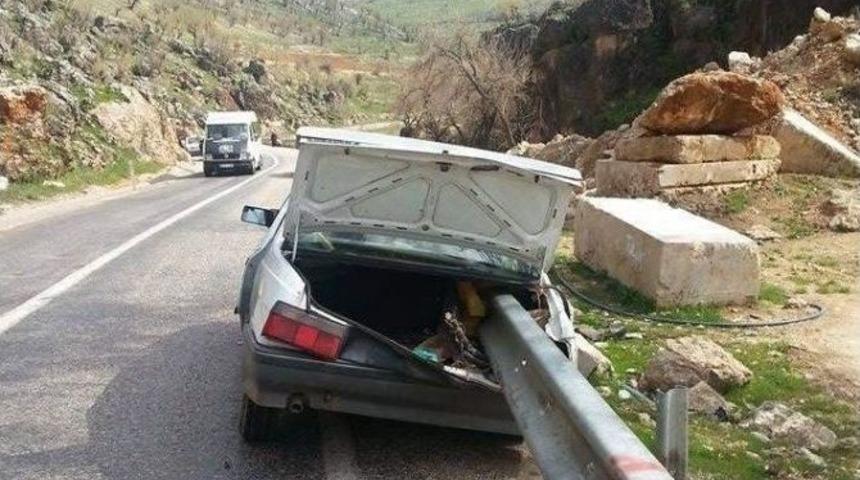 Adıyaman&rsquo;da Bariyer Otomobile Ok Gibi Saplandı