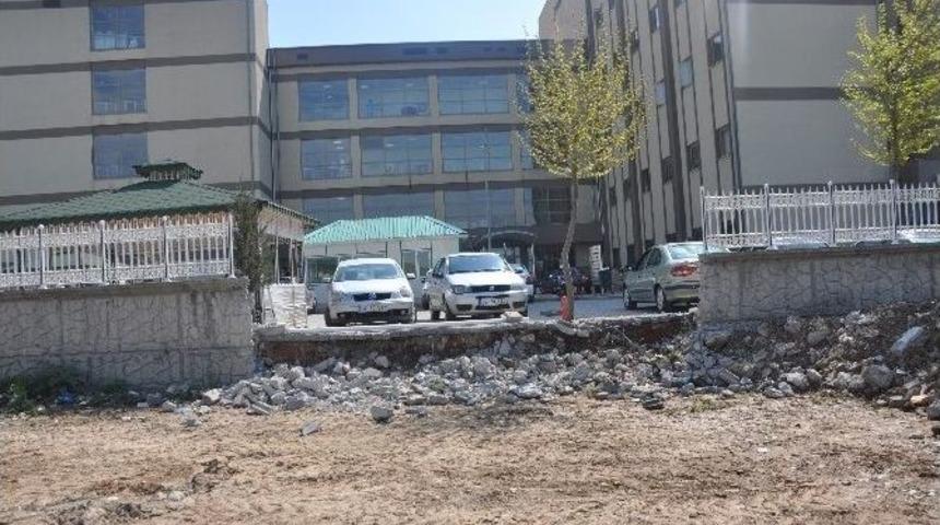 Kahta Devlet Hastanesi Bah&ccedil;esine 2 Yeni Kapı Yapılıyor