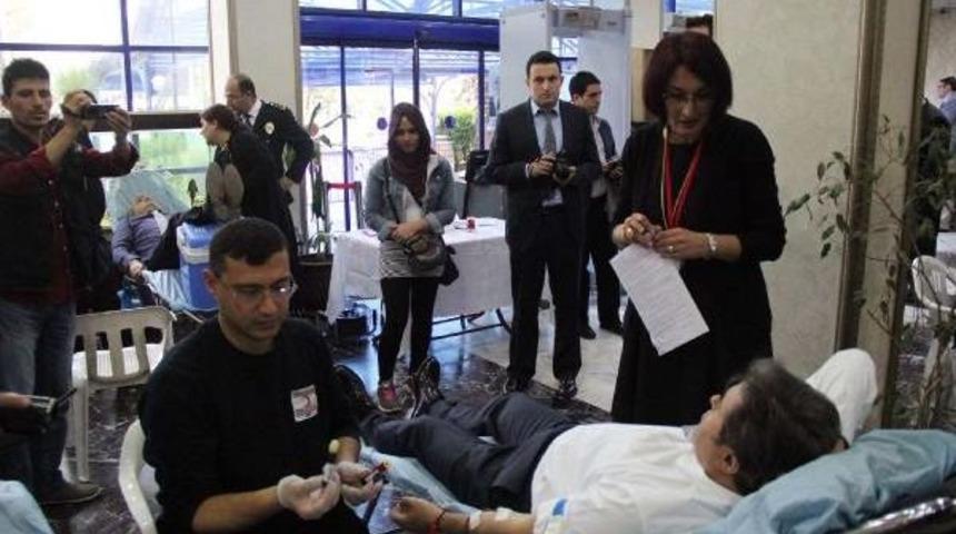 Kan Bağışlayan Polis M&uuml;d&uuml;r&uuml; Baygınlık Ge&ccedil;irdi
