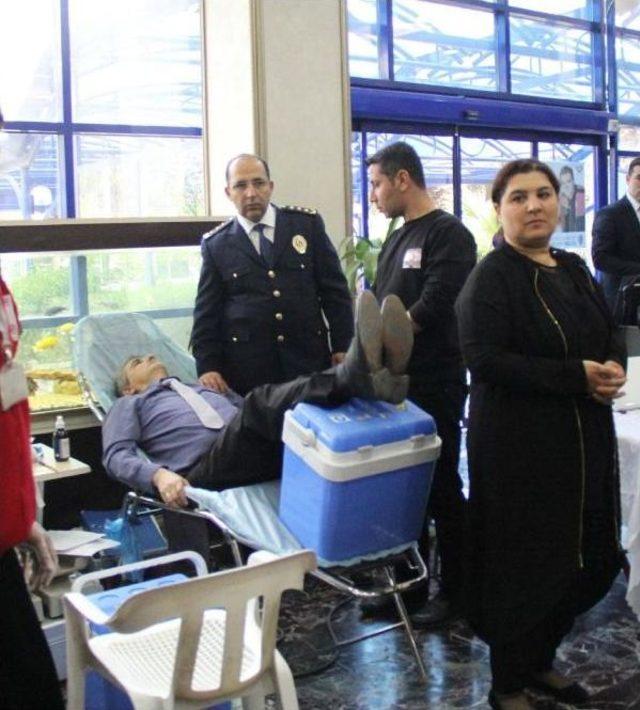 Kan Bağışlayan Polis Müdürü Baygınlık Geçirdi