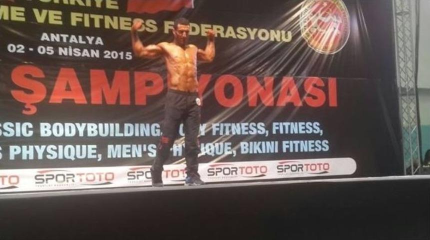 Ağrılı &Ouml;mer &Ccedil;e&ccedil;en T&uuml;rkiye Şampiyonu Oldu