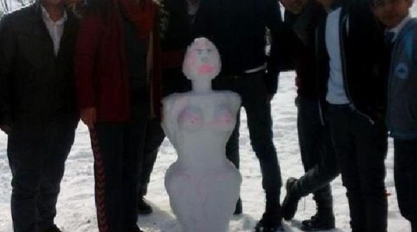 Kardan Kadının Bulunduğu Fotoğrafta Yer Alan &Ouml;ğretmene Inceleme