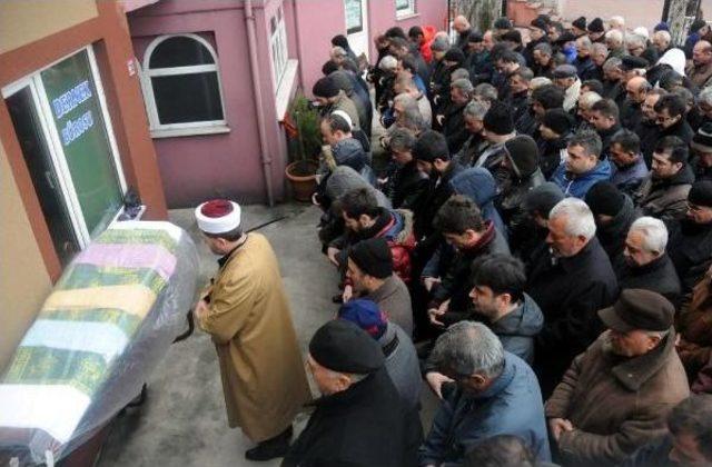 Arı Kovanlarının Yanında &Ouml;l&uuml; Bulunan Emekli Kuyumcu Toprağa Verildi 1