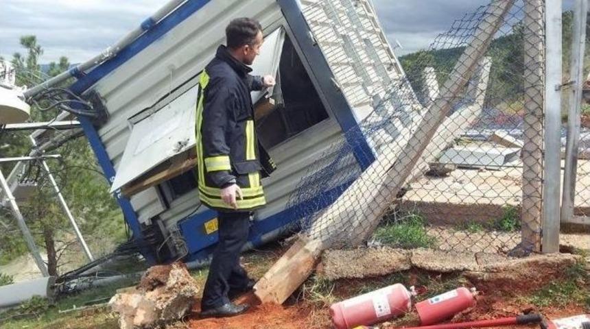 Şiddetli R&uuml;zgar Baz İstasyonunu Devirdi
