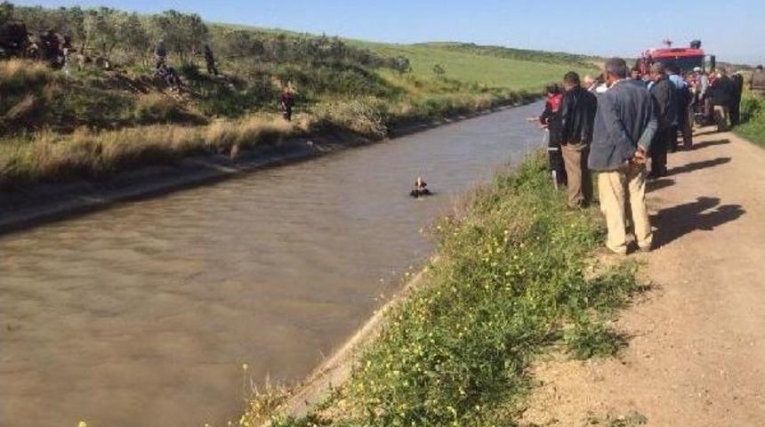 Sulama Kanalına Devrilen Trakt&ouml;rdeki Polis Hayatını Kaybetti