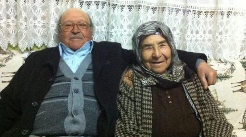 Otomobille Minib&uuml;s &Ccedil;arpıştı: 2 &Ouml;l&uuml; 1 Yaralı