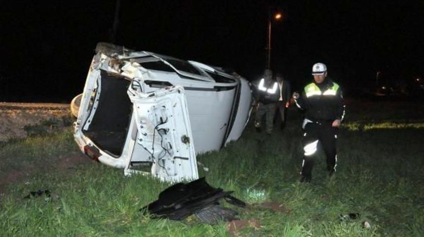 Minib&uuml;s Yoldan &Ccedil;ıkıp Takla Attı: 1 &Ouml;l&uuml;, 1 Yaralı