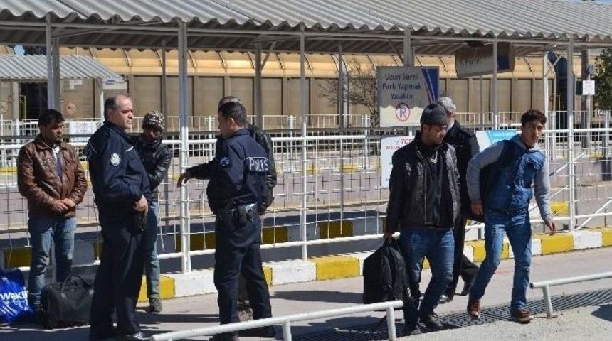 Ka&ccedil;aklar Yanlış Trene Binince Yakayı Ele Verdi