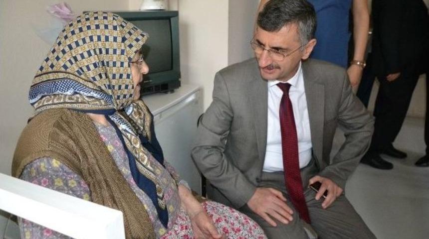 Vali Bektaş&rsquo;tan Huzurevi Sakinlerine Ziyaret