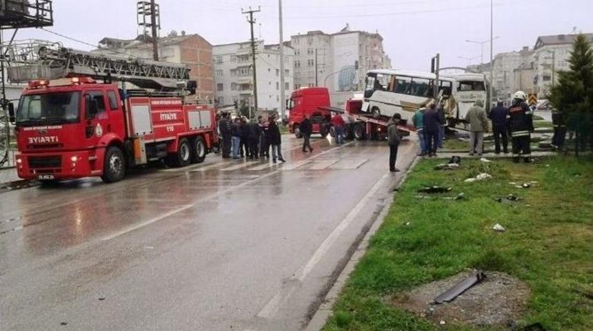Samsun&rsquo;da &Ouml;ğrenci Servisi İle Tır &Ccedil;arpıştı