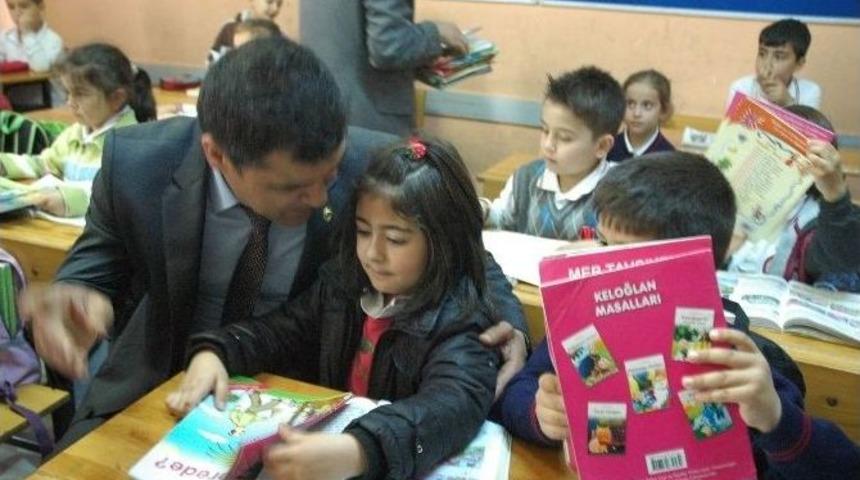 Polisten &Ouml;ğrencilere 800 Hikaye Kitabı