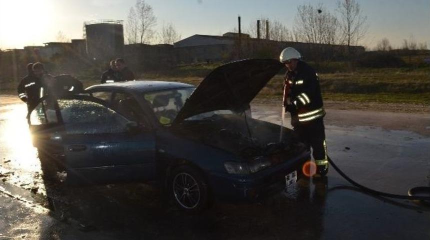 Tekirdağ&rsquo;da Seyir Halindeki Otomobil Yandı