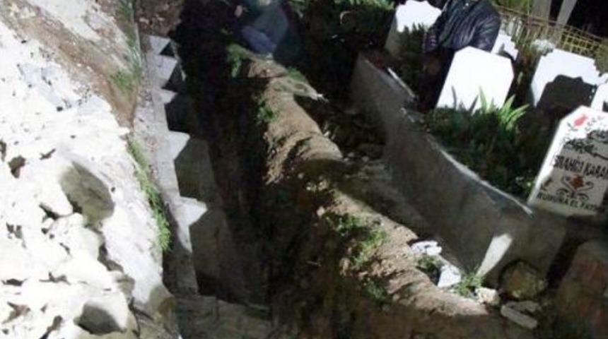 D&uuml;ğ&uuml;n Yolundaki Kazada &Ouml;len 7 Kişi Yan Yana Toprağa Verildi