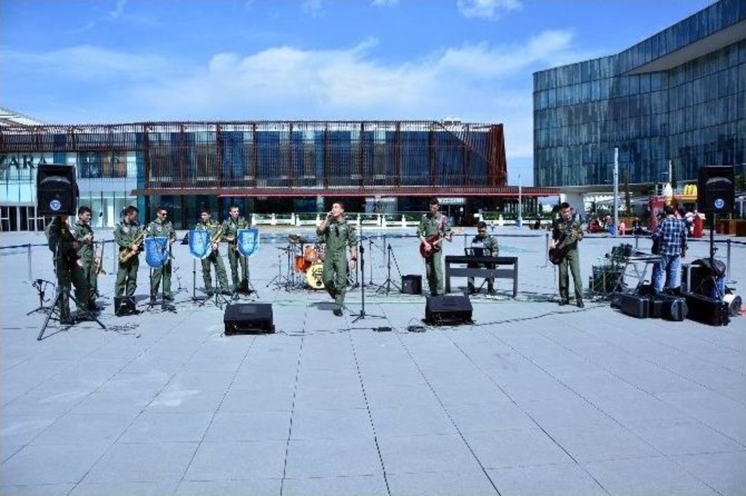 Askerlerden Sokak Konseri