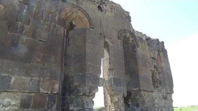 Oğuzlu K&ouml;y&uuml;&rsquo;nde Bulunan Kilise&rsquo;nin Durumu İ&ccedil;ler Acısı 1