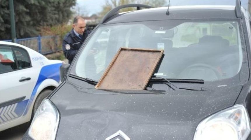 Karşıdan Karşıya Ge&ccedil;erken Simit&ccedil;iye Ara&ccedil; &Ccedil;arptı