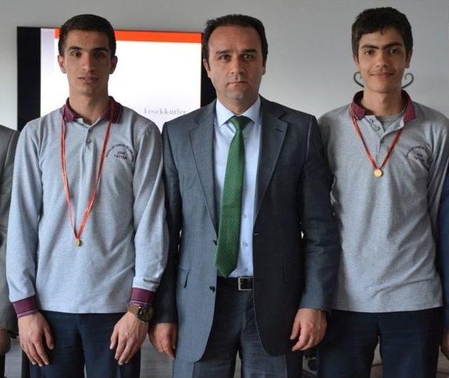 Kaymakam Erkan &Ouml;ğrencileri &Ouml;d&uuml;llendirdi 1