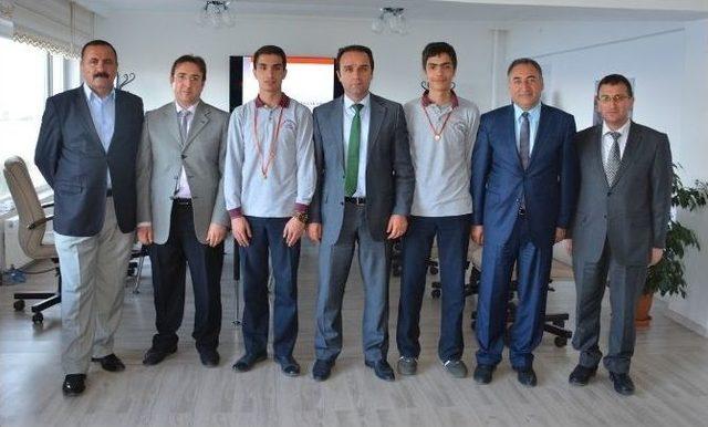 Kaymakam Erkan &Ouml;ğrencileri &Ouml;d&uuml;llendirdi 2