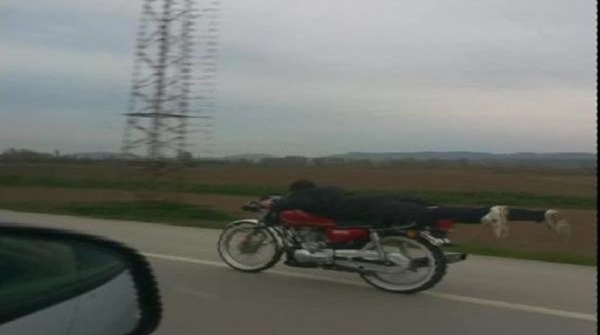 Dakikalarca Motosikleti B&ouml;yle Kullandı