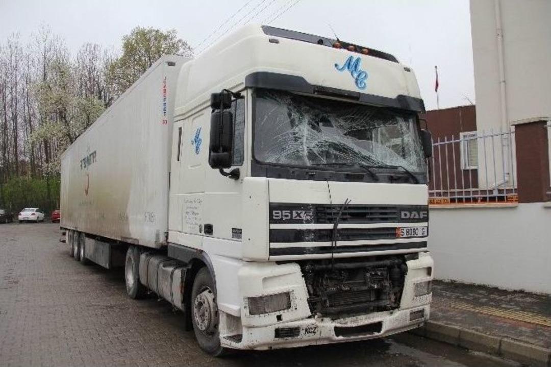 Samsun&rsquo;da &Ouml;ğrenci Servisi İle Tır &Ccedil;arpıştı: 1 &Ouml;l&uuml;, 23 Yaralı