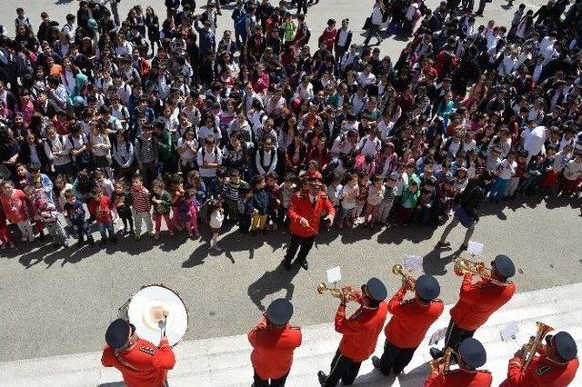 Büyükşehir Bandosu Öğrencilerle Buluştu