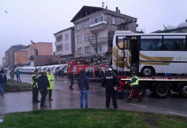 Öğrenci Servisi Tır’La Çapraştı: 1 Ölü, 21'i Öğrenci 22 Yaralı