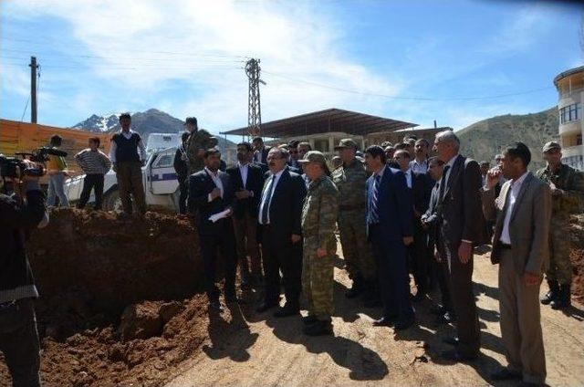 Vali Canbolat Şemdinli İl&ccedil;esini Ziyaret Etti 1