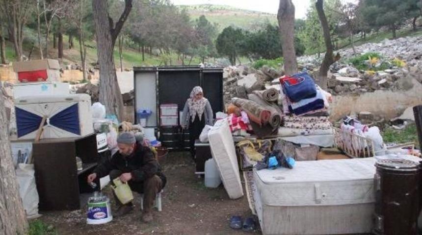 Baba-Kız Sokakta Kaldılar