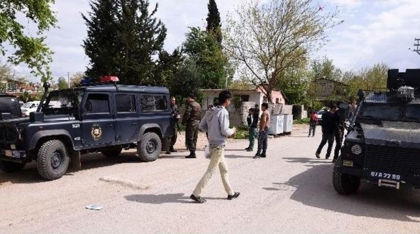 Evleri Aranırken, Onlar Polislerle Sohbet Etti