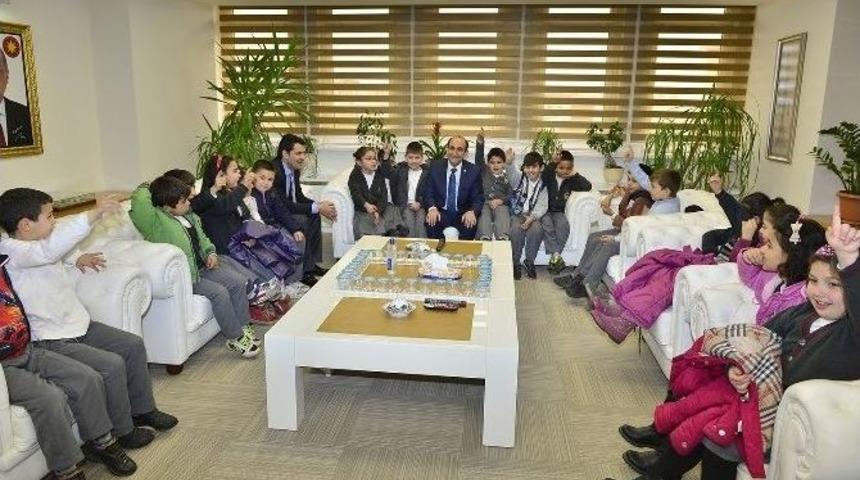 Başkan Edebali Minik &Ouml;ğrencileri Ağırladı