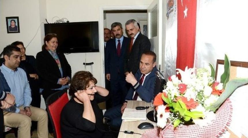 &Ccedil;ağrı Merkezinin Engelli &Ccedil;alışanı, Halka Hizmete Evinden Katılıyor